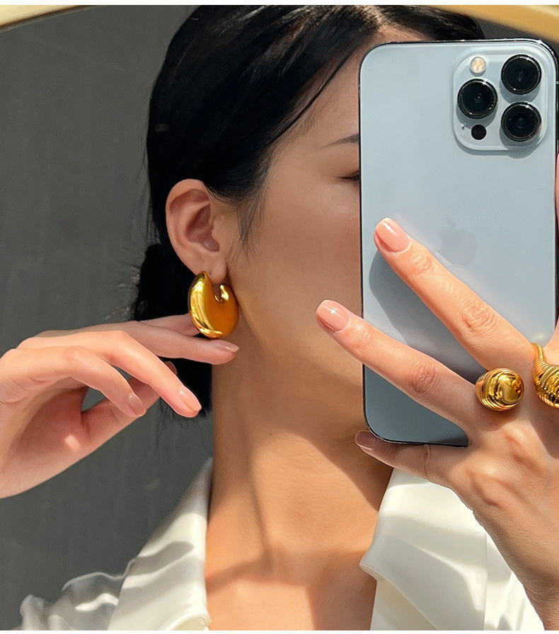 European and American fashion gold geometric C- shaped earrings titanium steel plated 18K gold simple design hollow bright three-dimensional earrings