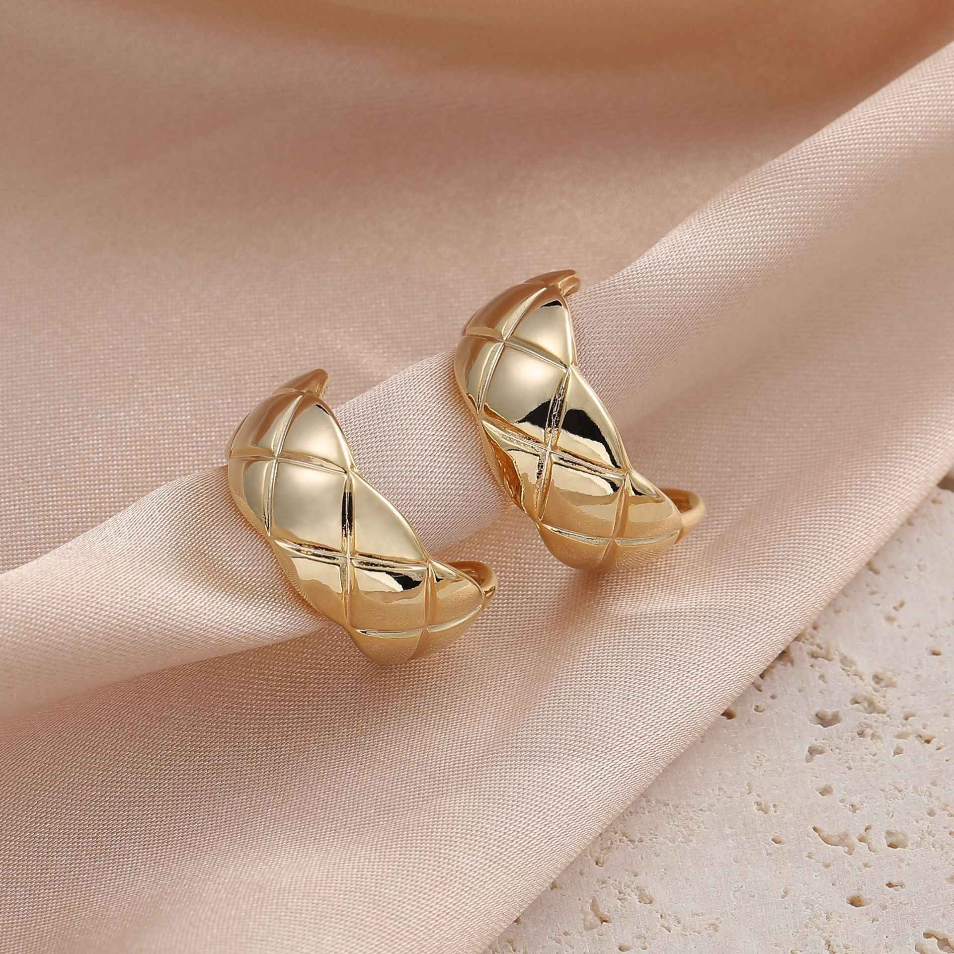Mosquito-repellent incense plate ear clip no ear hole cold wind earrings earrings simple temperament French check earrings earrings female wholesale